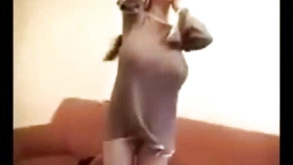 Jalang langsing berambut gelap awek melayu sex hd menggembirakan pelanggannya dengan BJ padat di rumah urut